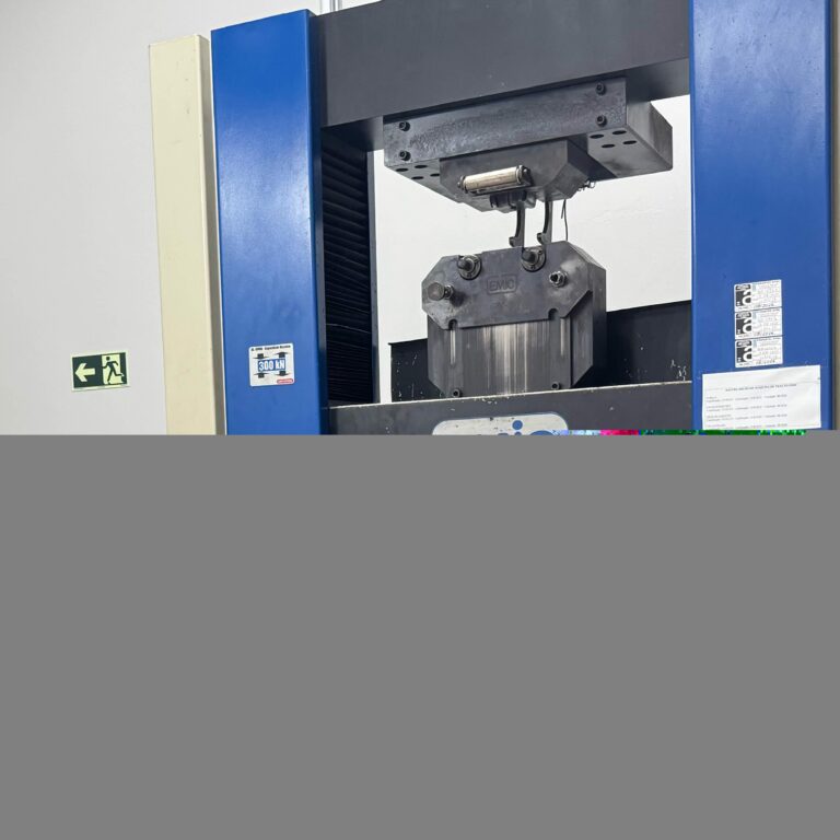 imagem mostra máquina que realiza o ensaio de tração