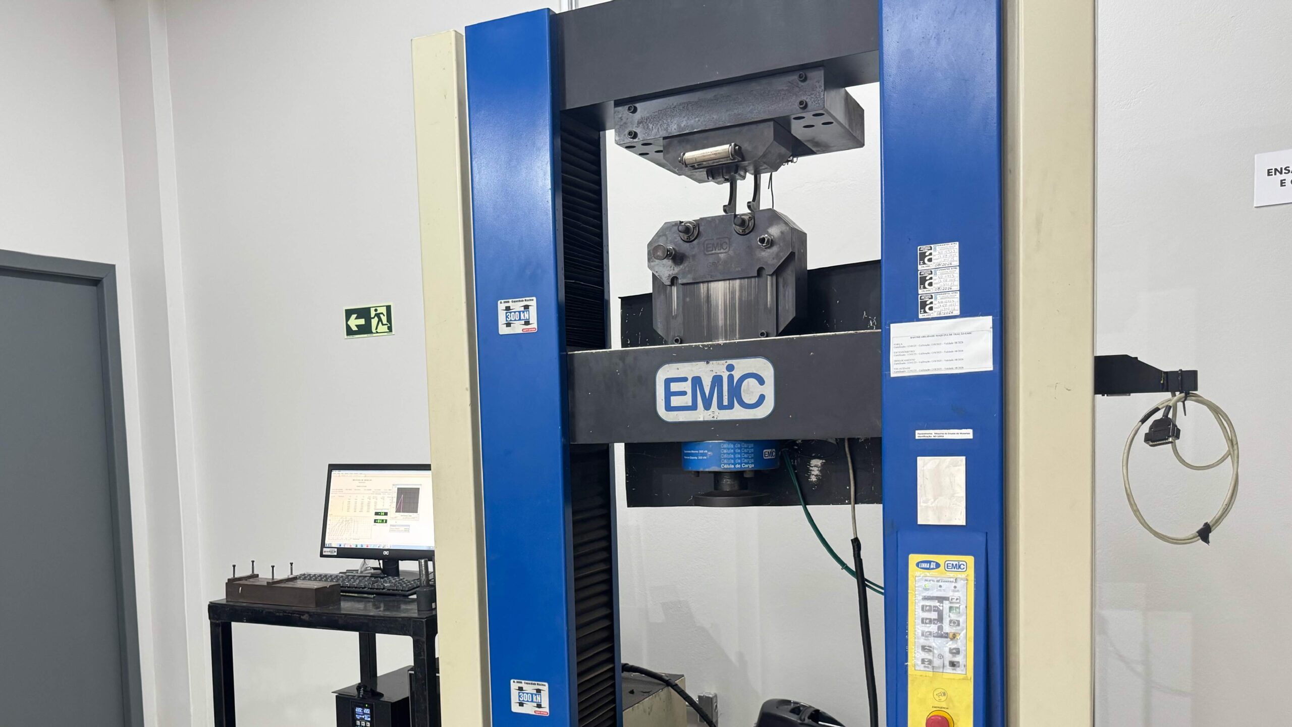 imagem mostra máquina que realiza o ensaio de tração